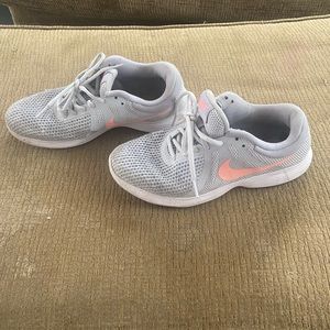To small used in good condition Nikes woman shoes good for baby walking size 7